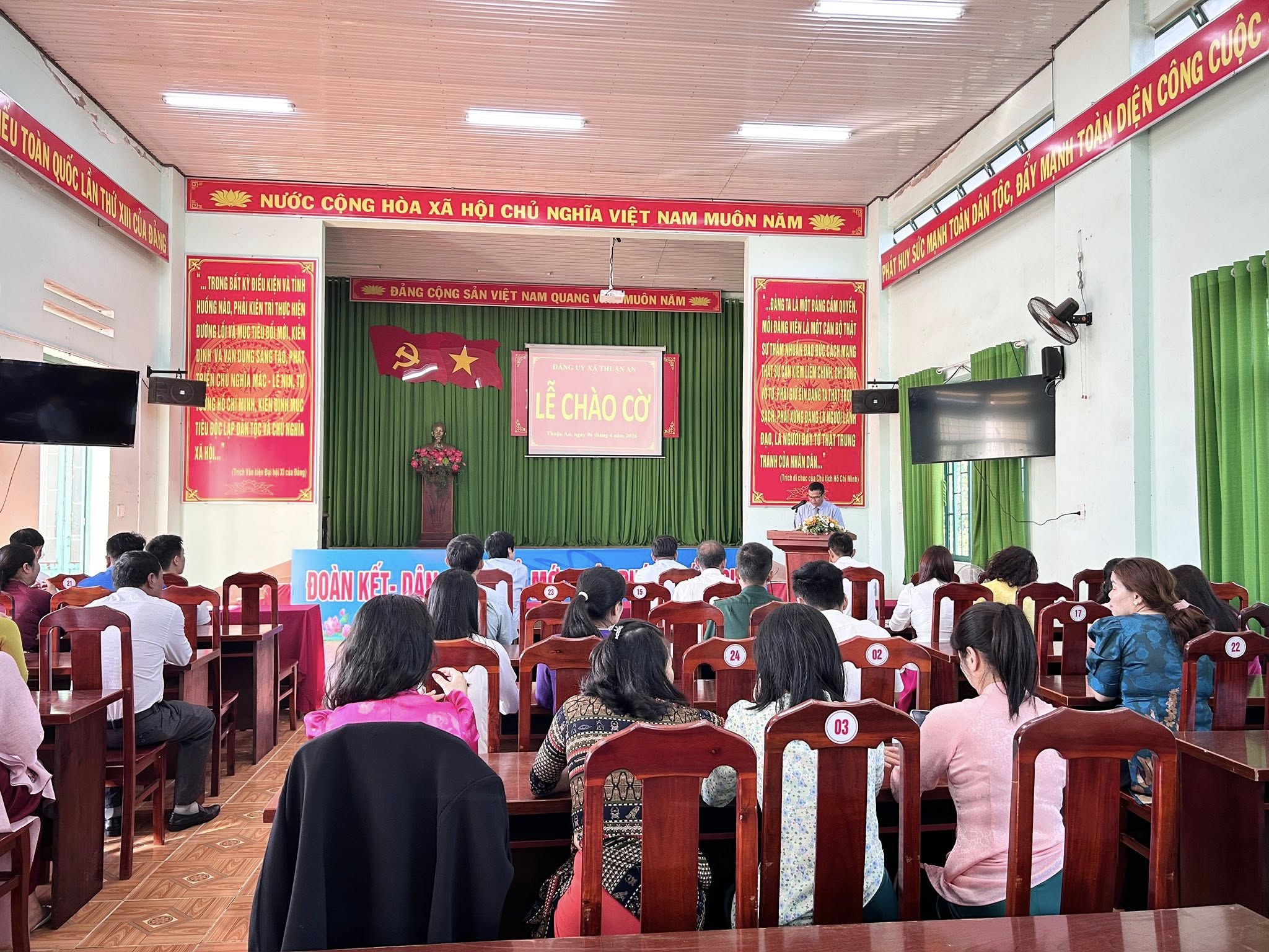 ĐẢNG UỶ XÃ THUẬN AN TỔ CHỨC LỄ CHÀO CỜ VÀ SINH HOẠT CHÍNH TRỊ DƯỚI CỜ THÁNG 4/2026