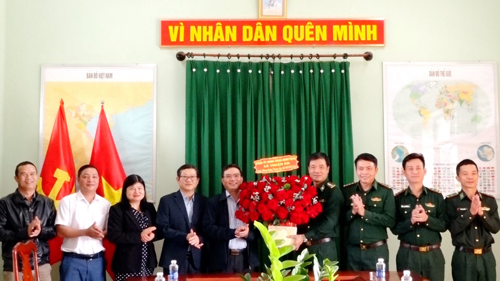 Lãnh đạo xã Thuận An thăm, tặng quà các đơn vị lực lượng vũ trang đóng chân trên địa bàn