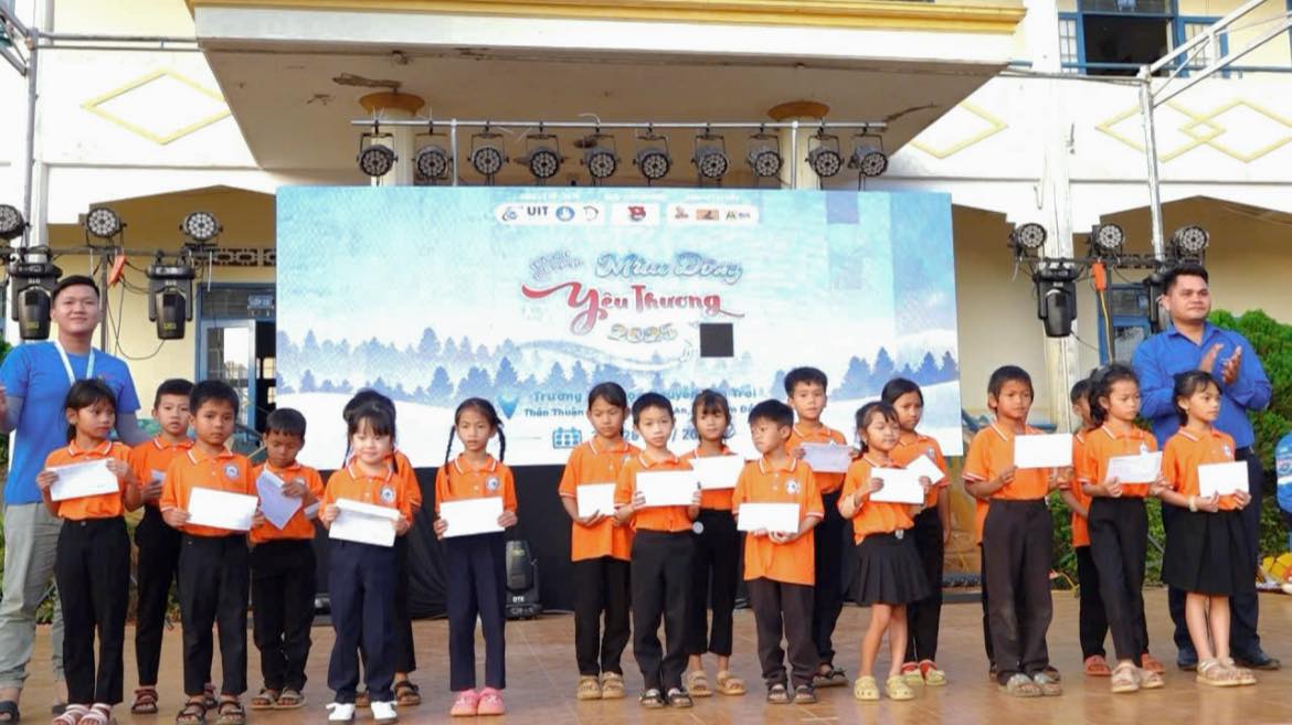 Chiến dịch tình nguyện “Mùa Đông Yêu Thương 2025” lan tỏa nghĩa tình tại xã Thuận An